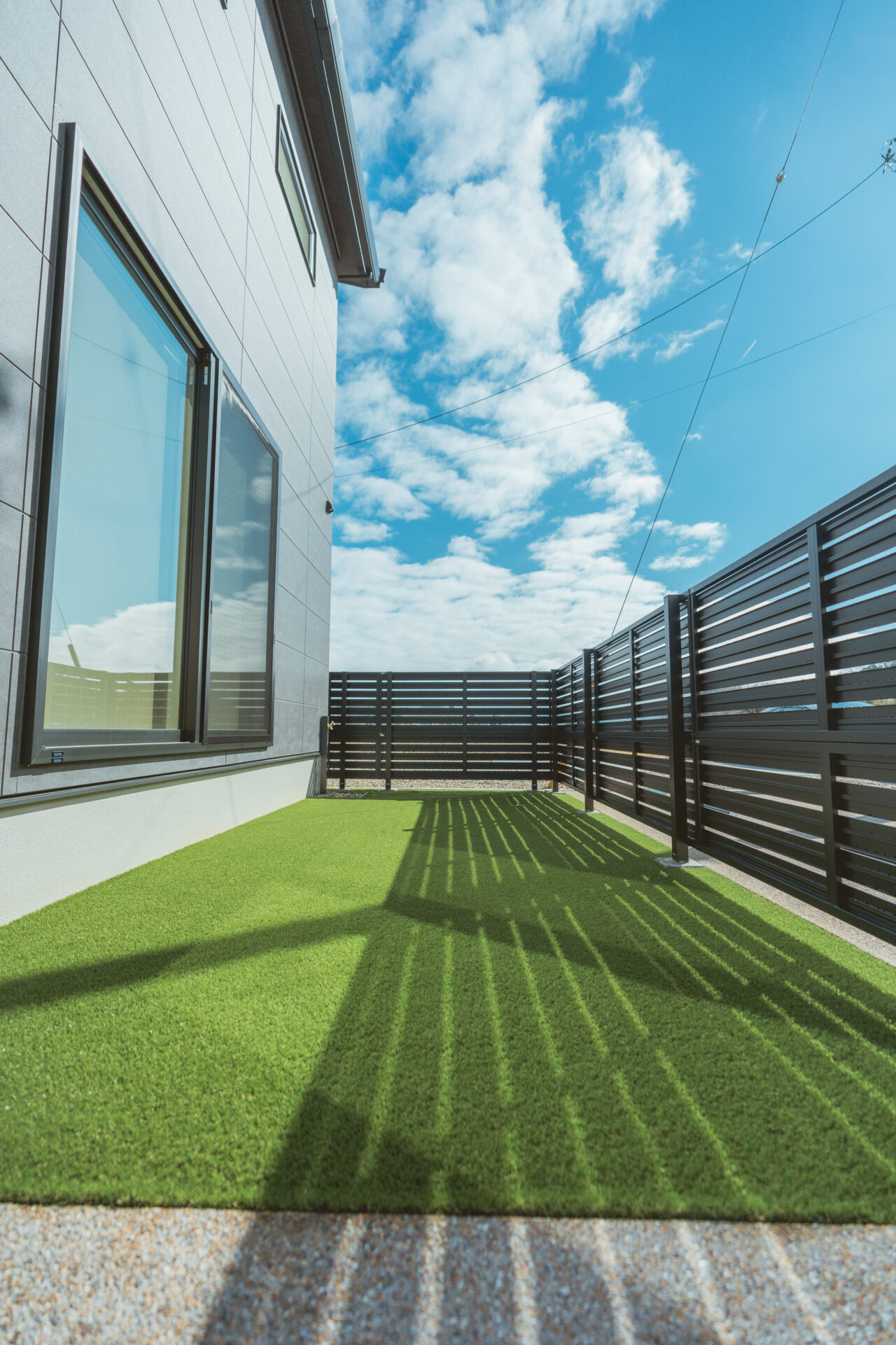 完全なプライベート空間　人工芝が際立つ