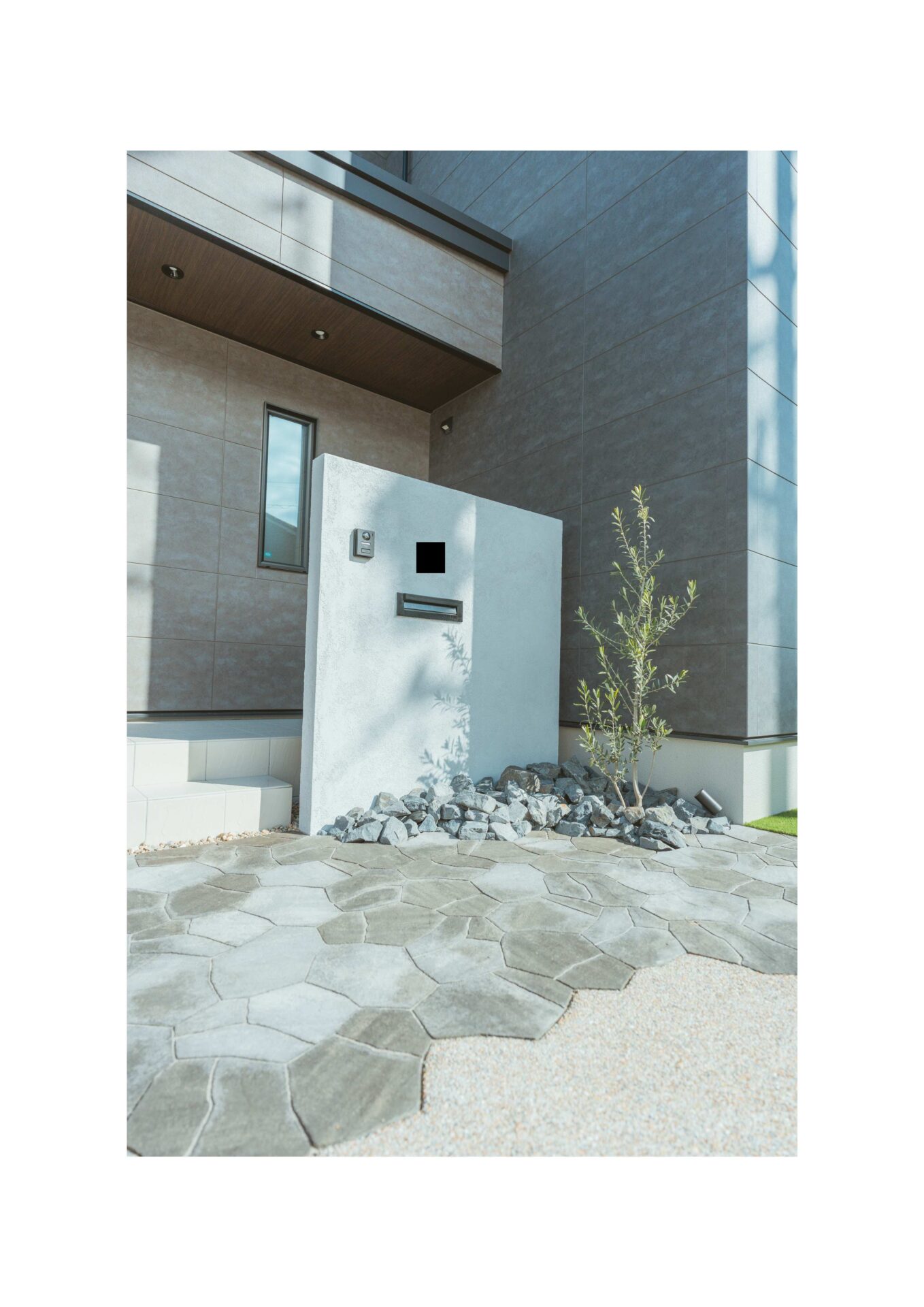 アプローチとデザイン門袖にシンボルツリーがgood